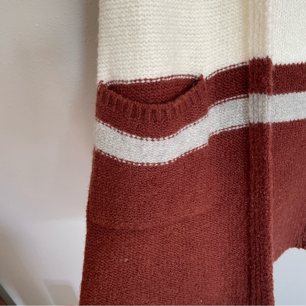 Max Studio | Cozy Fall Hooded Wool Blend Sleeveless Sweater - Picture 7 of 9